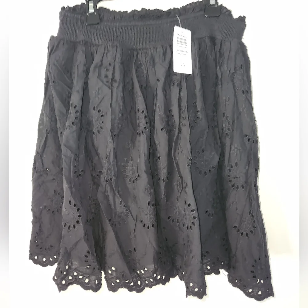 NWT Torrid Black Embroidered Cotton Smocked Ruffle Skirt Size 1 - Picture 4 of 9